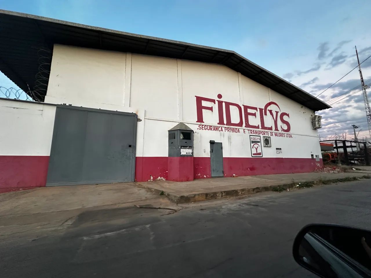 GALPÃO EMPRESARIAL 840m COM DOCA, DEPÓSITOS, 7 SALAS E ÁREA EXTERNA