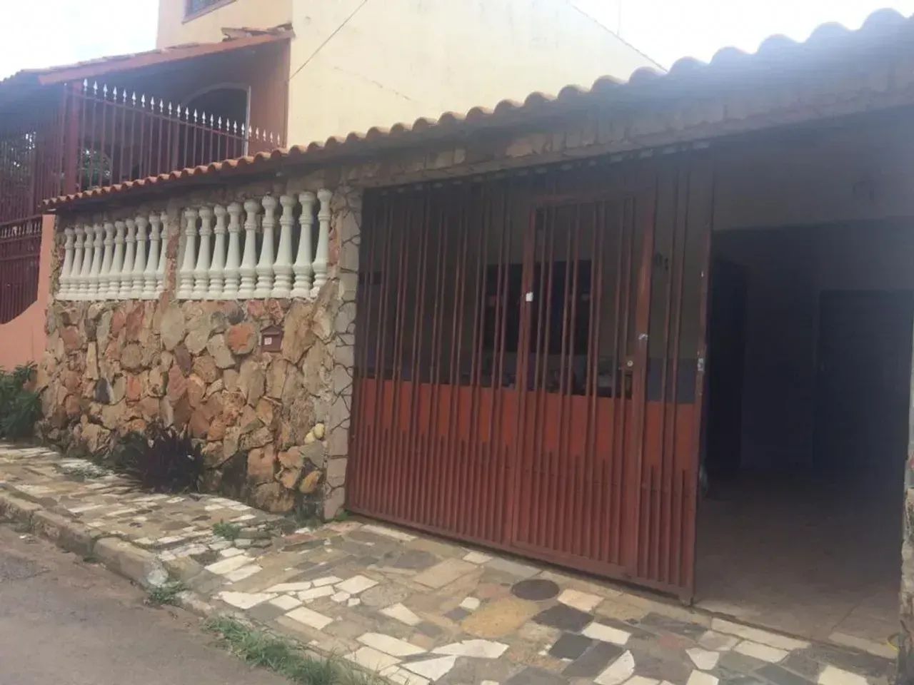CASA DE ESQUINA COM FUNDOS 4QTS