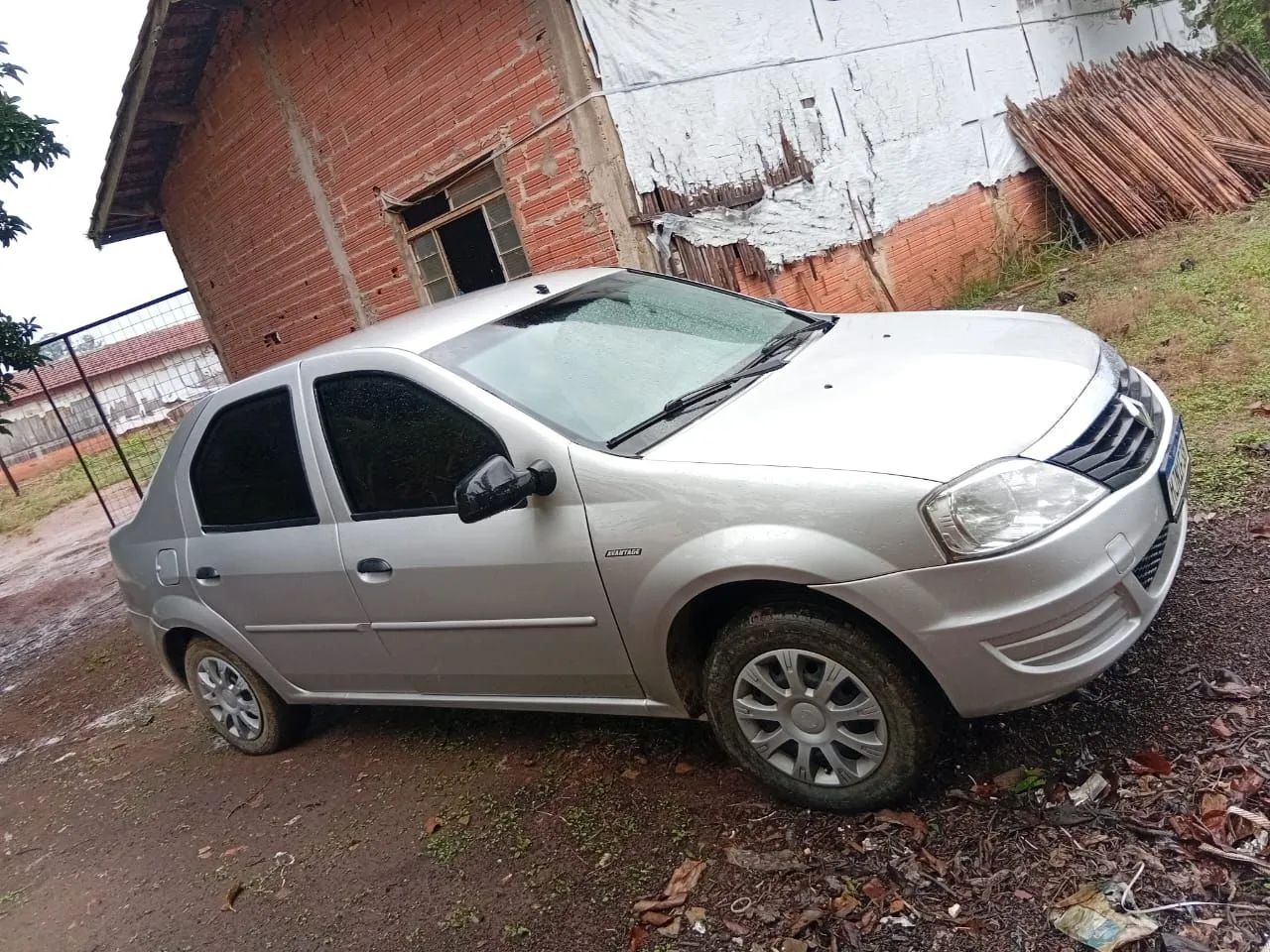 Renault Logan LOGAN Authentique Hi-Flex 1.0 16V 4p 2012