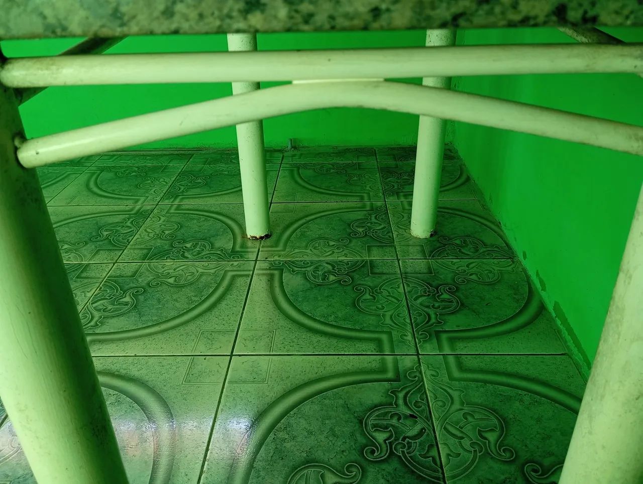 Mesa de tubolar com tampa de mármore 