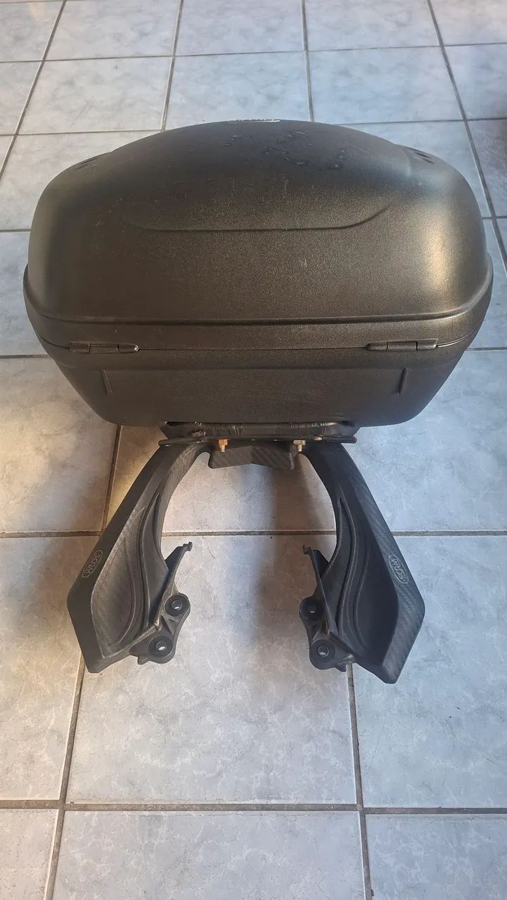 Baú GIVI 45 L com suporte Scam