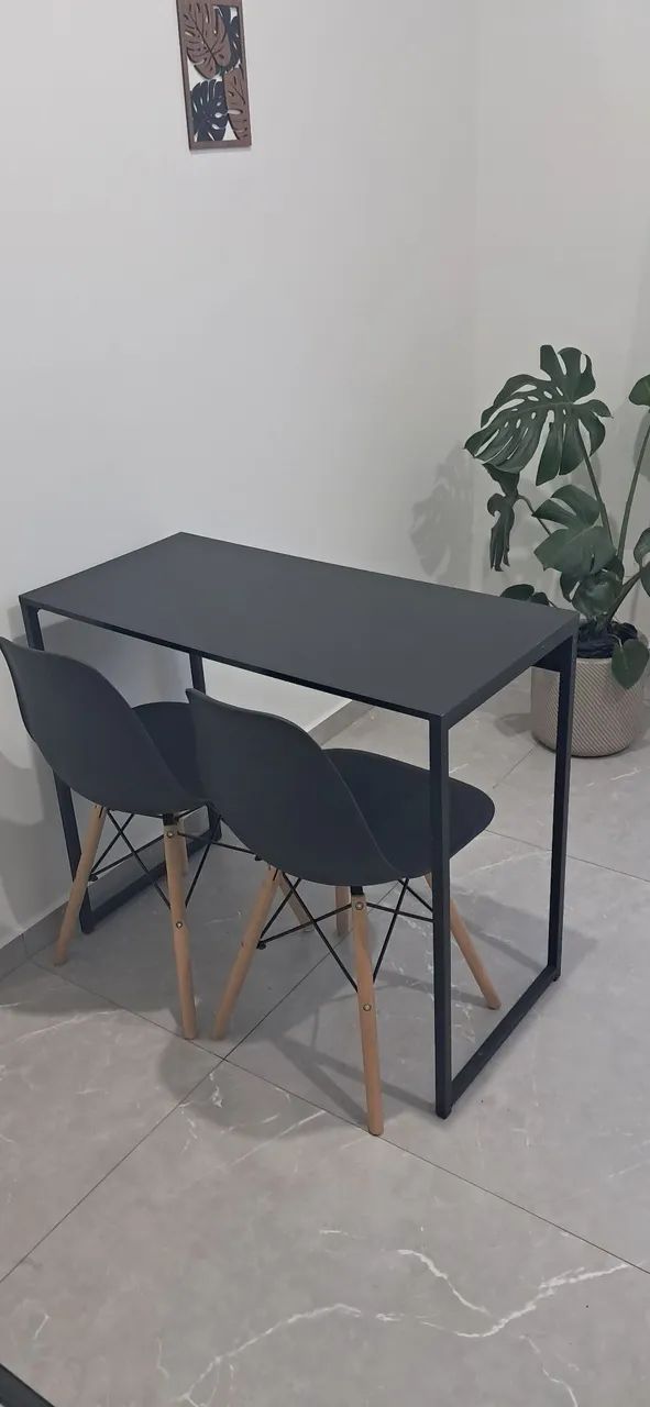 Mesa moderna com 2 cadeiras