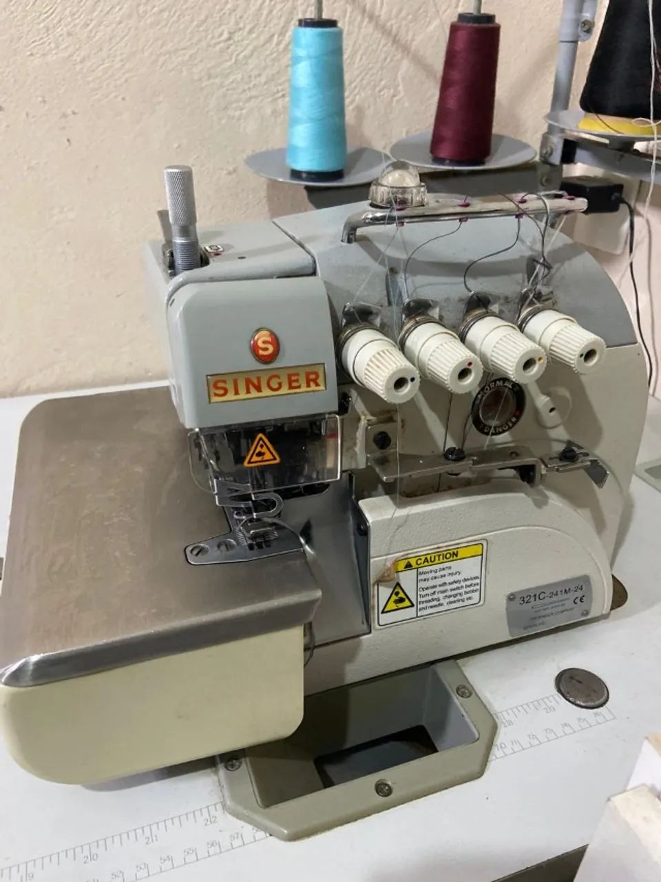 Máquina Interlok Singer Industrial (Modelo 321C) 4 fios