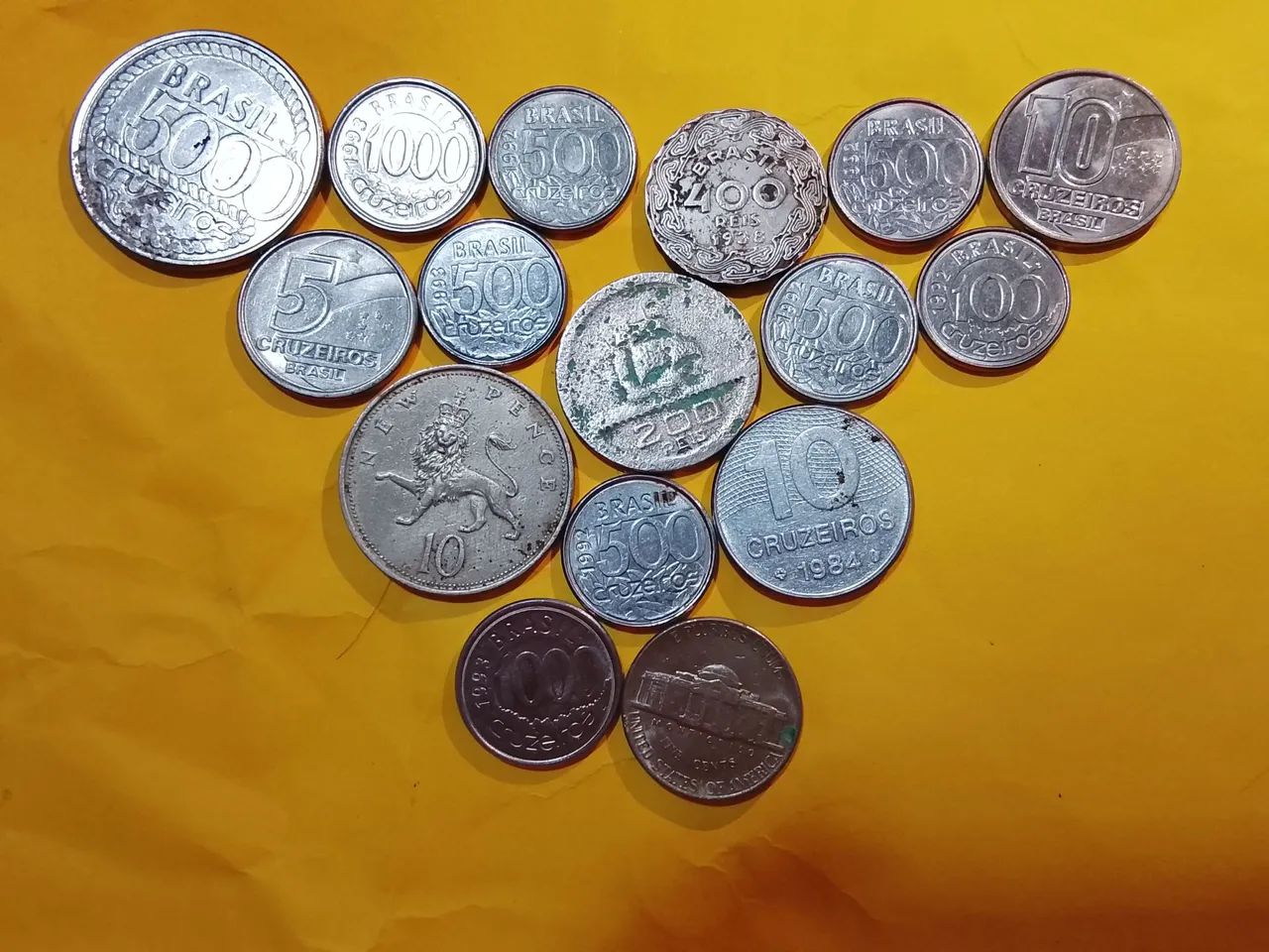 Vendo moedas antigas, colecionadores coloquem preço 