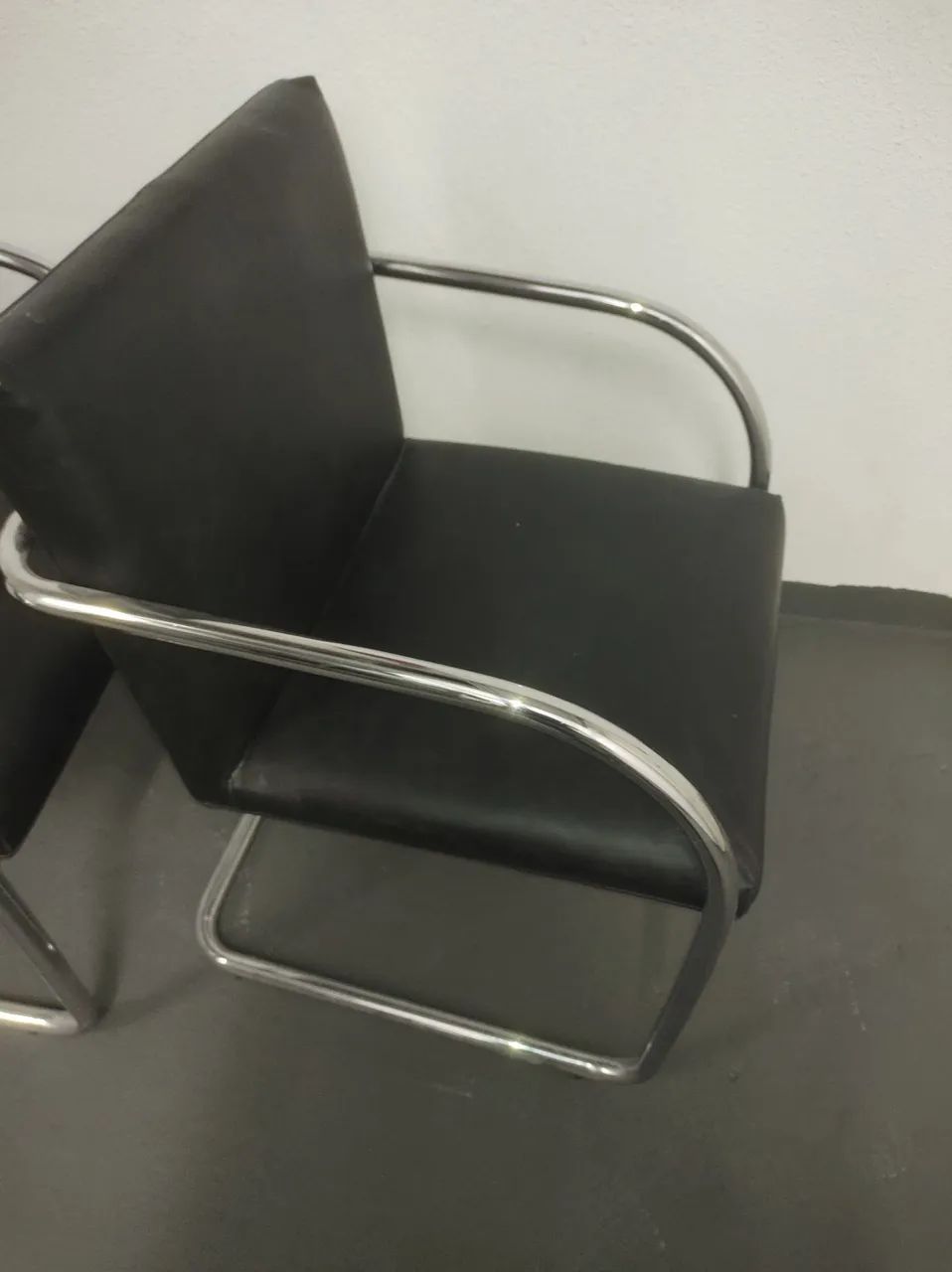 Vende-se cadeira de couro 100 as duas
