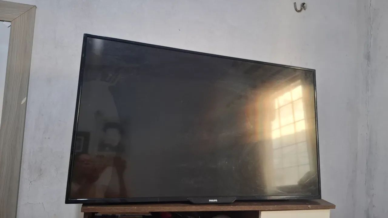 Vendo uma televisão 49 polegadas nova quebrada o spray . Obs: não está queimada, quebrou. 