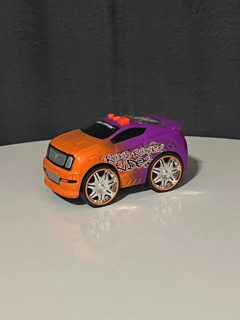 Carrinho com sons e luzes da  Toys State