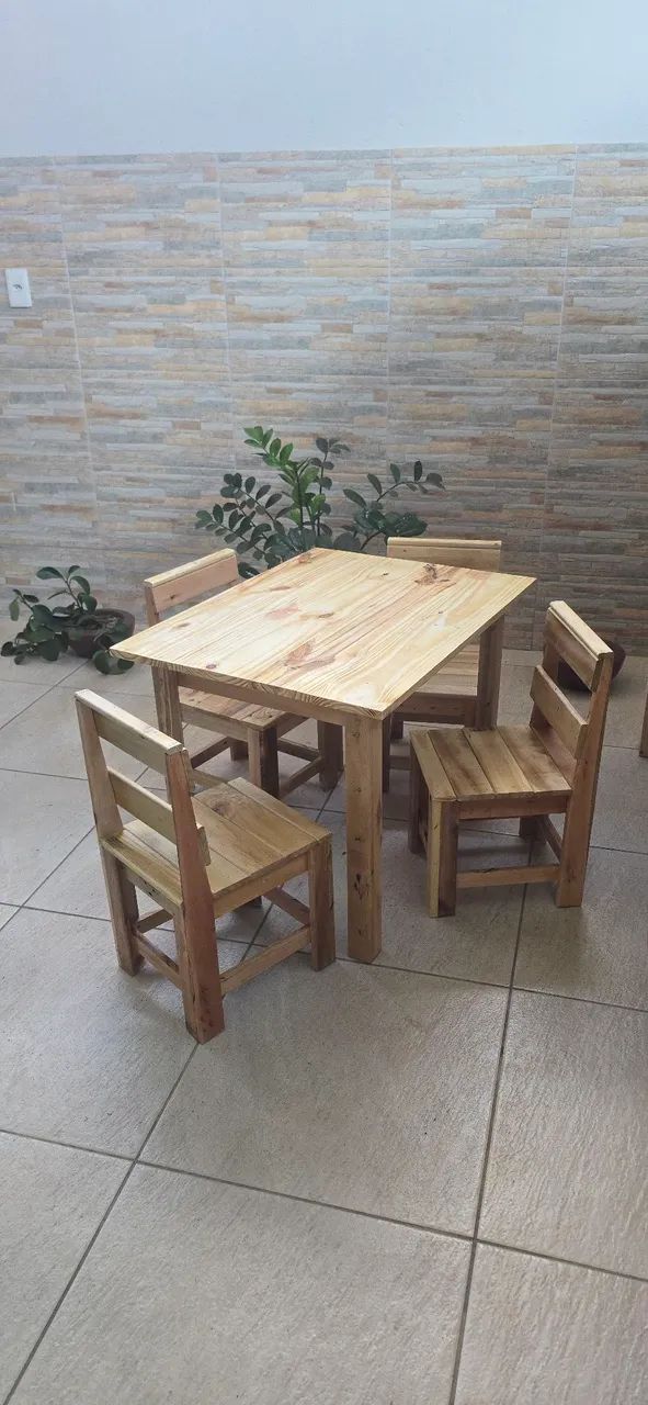 Mesa com 4 cadeiras para criança
