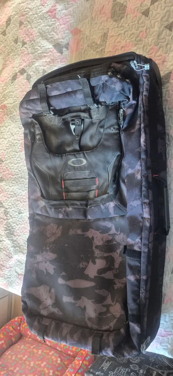 Mala de viagem oakley gear bag camuflada. Resistente e bonita