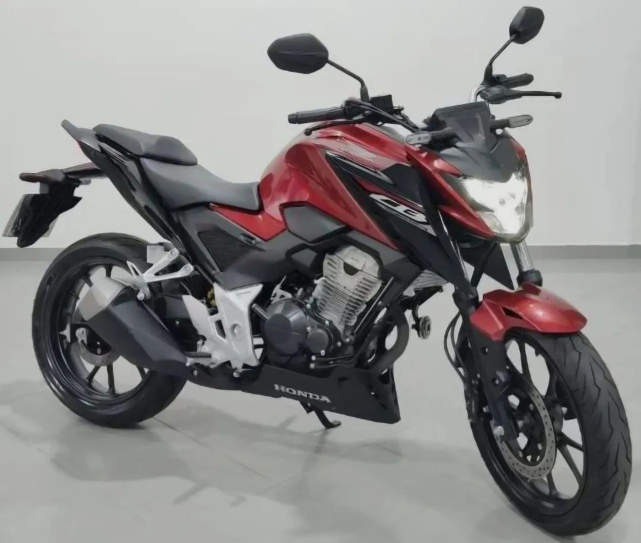 Vendo CB 300F 2025 abs, emplacada 2026