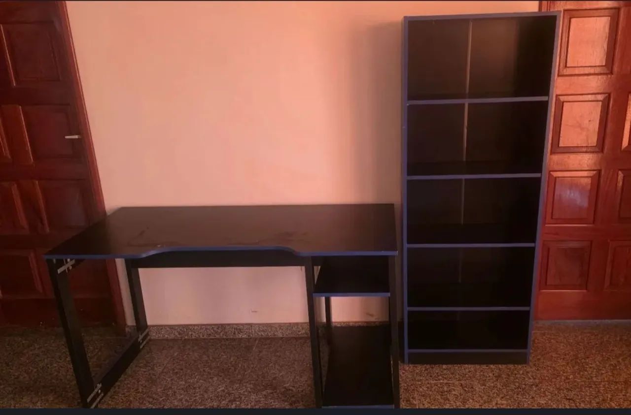 Mesa e estante computador