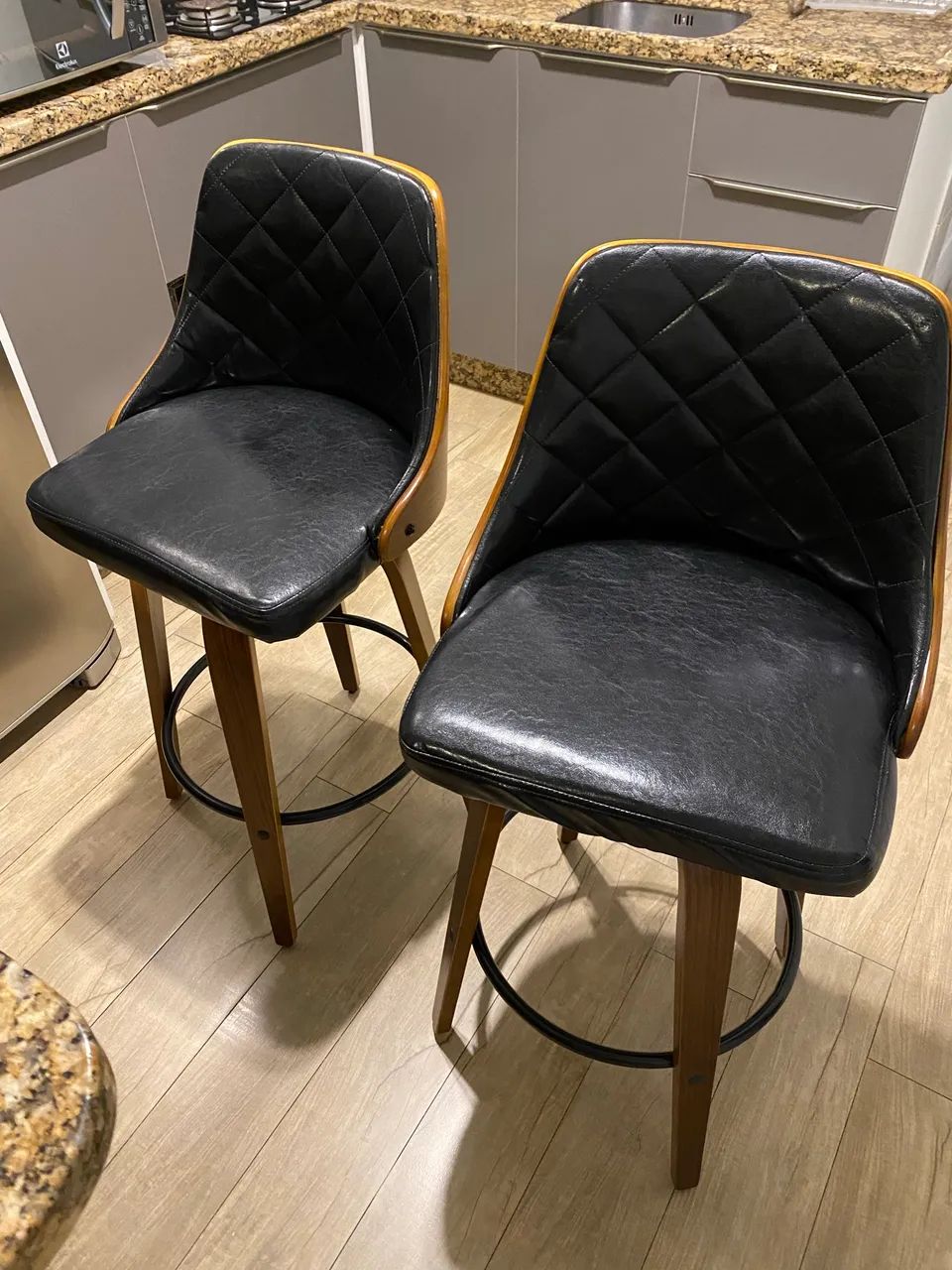 Banquetas em madeira e couro