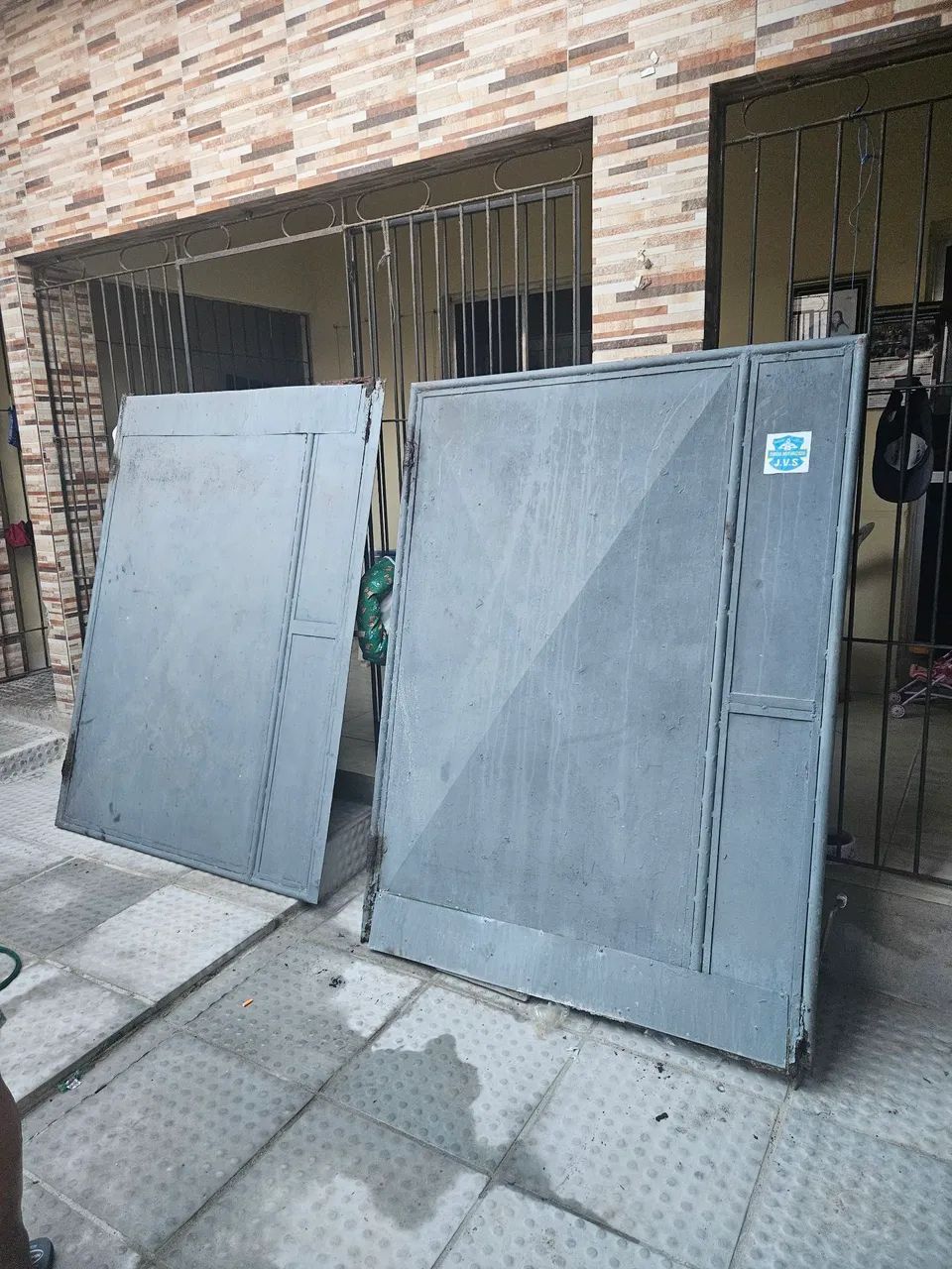 Portões de Ferro Reforçados - Vendo Grande e Pequeno