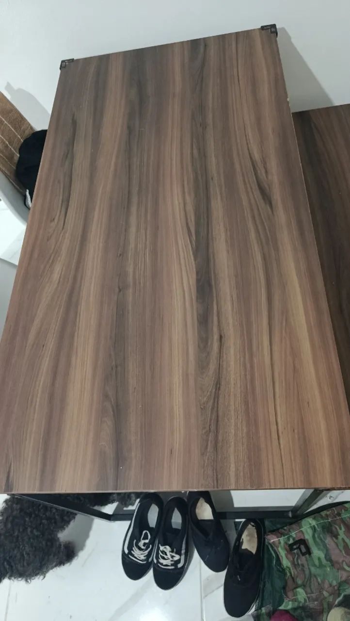 Mesa estilo industrial em bom estado com banco e 2 cadeiras  - Foto 3