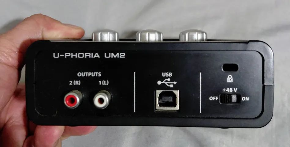 Interface de áudio Behringer U-Phoria UM2 preta - Foto 4