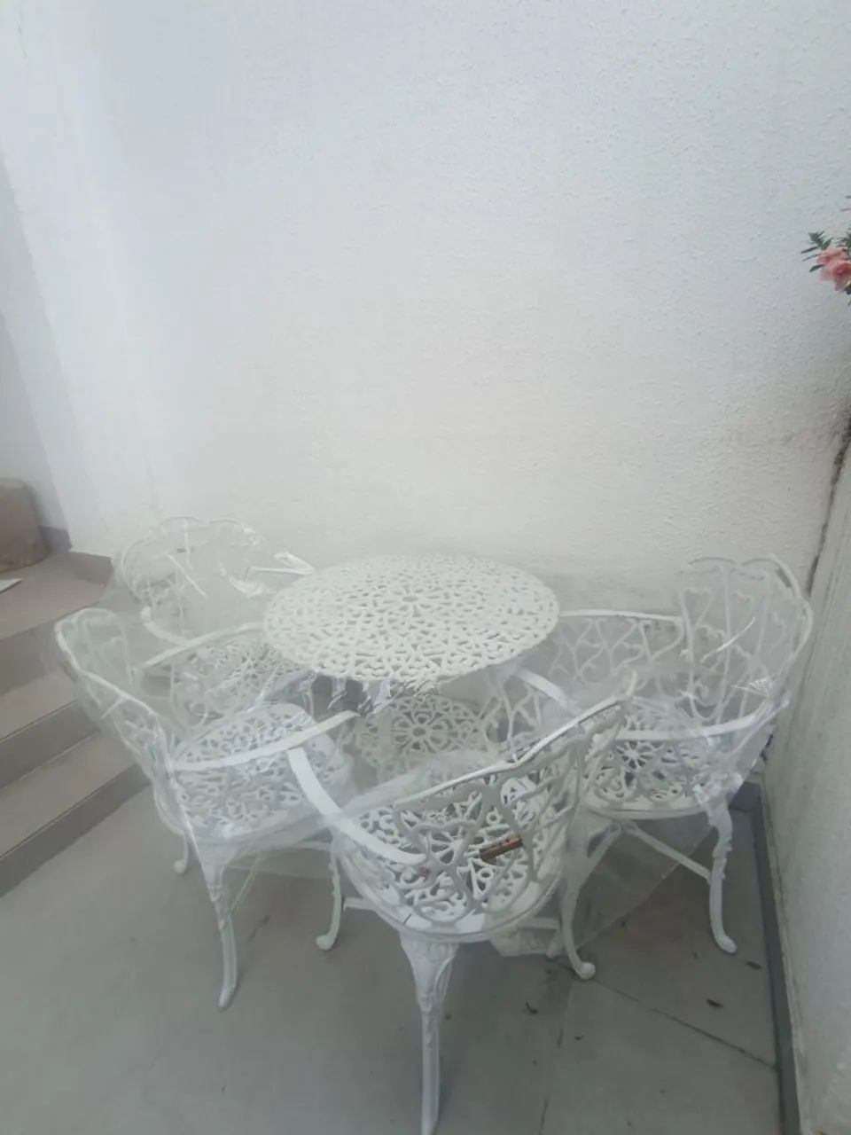 Mesa com 4 cadeiras com braço de ferro fundido estilo colônial cor branco  - Foto 5