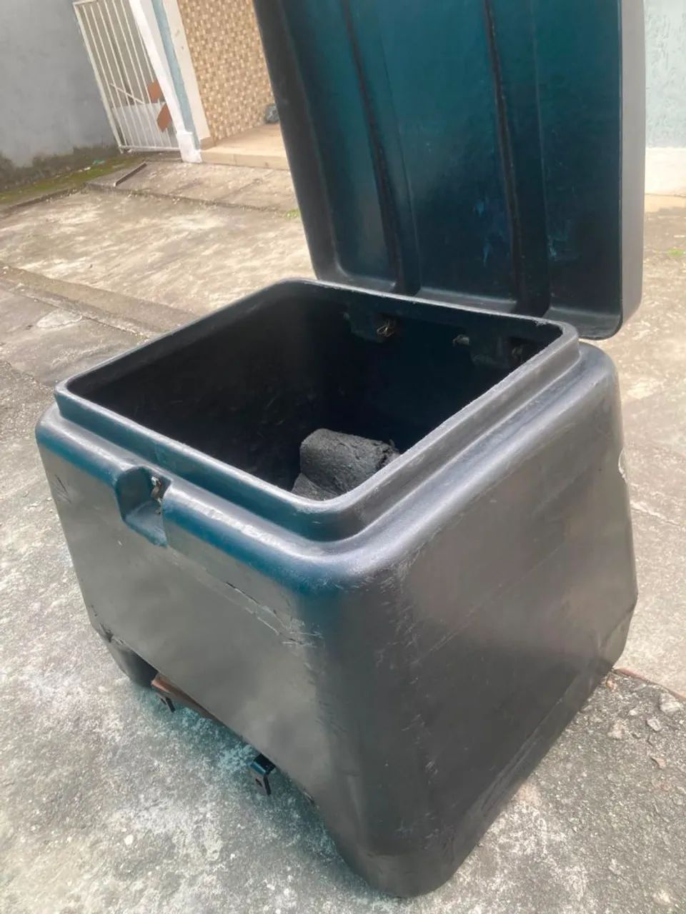 Baú 90L com ferragem universal <br><br>sem remendo, modelo antigo (plástico resistente) - Foto 2