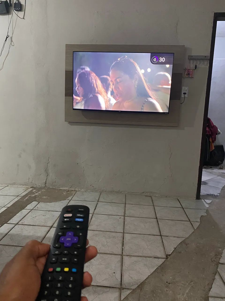 Tv Aoc smart roku 43 polegadas 8 meses de uso  - Foto 4