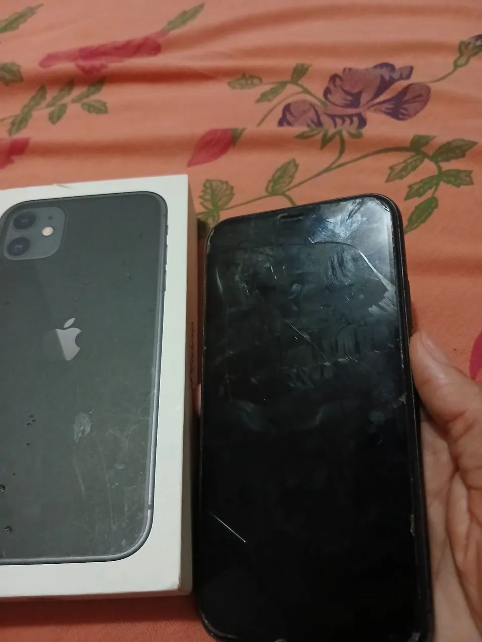 IPhone 11 ( tela trincada), pegando normalmente, valor 500 - Foto 4