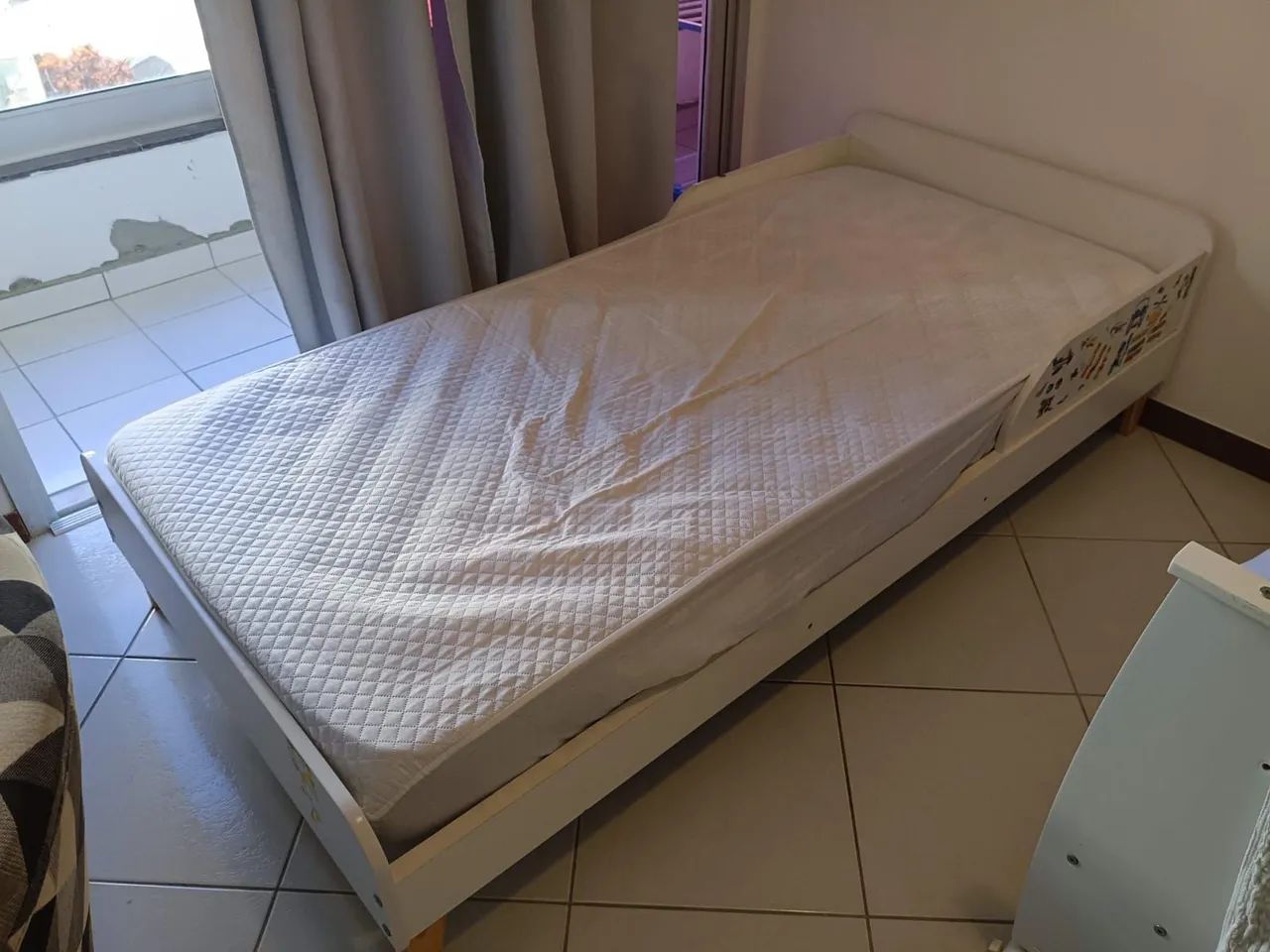 Cama solteiro montessoriana ou não com pés 