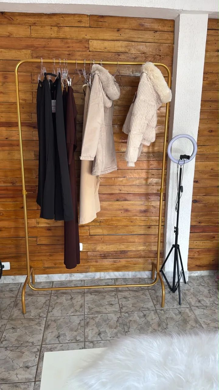 Arara de roupas loja