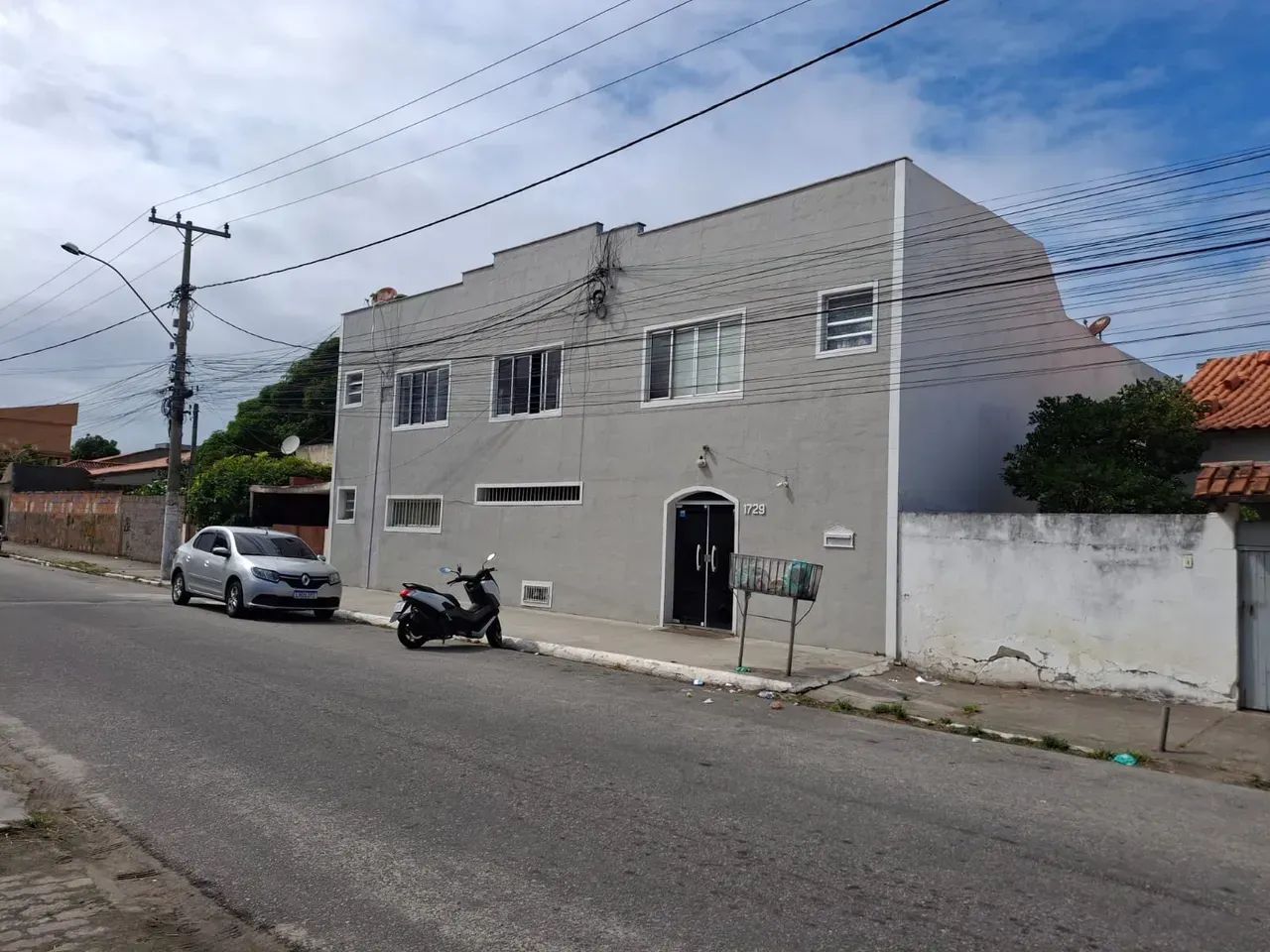 Conjugado, bem localizado, próximo ao comércio e mercados.