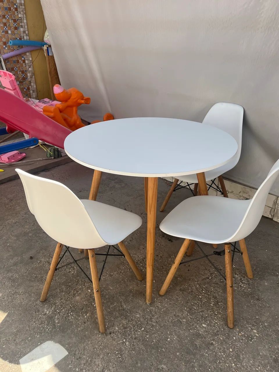 Vendo mesa pés palito com 3 cadeiras - Foto 5