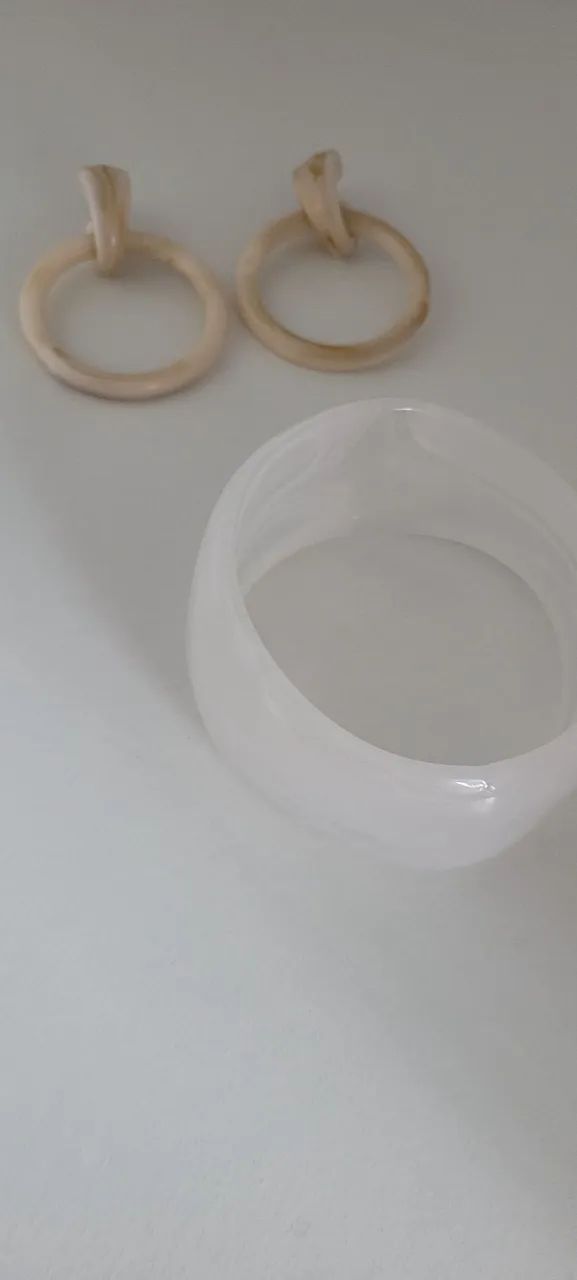 Brincos e bracelete de resina  - Foto 2