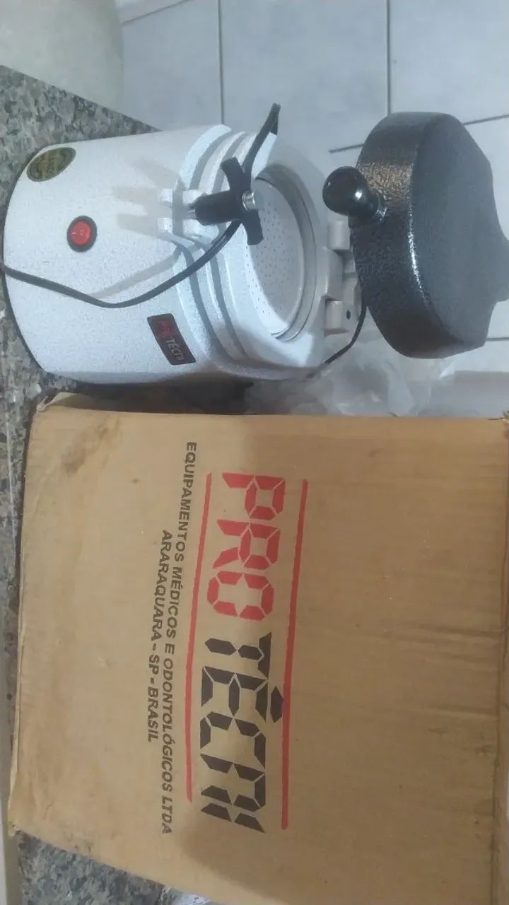 Plastificadora de placas odontológicas e vibrador de gesso 