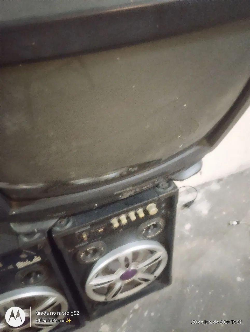 Vendo TV antiga SEMP TOSHIBA 20 polegadas  com defeito: obs (ela só liga )