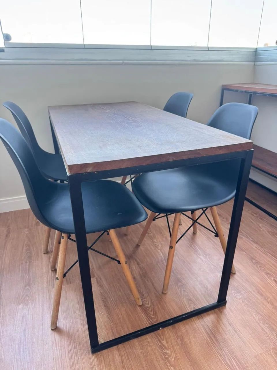 CONJUNTO MESA  + 4 CADEIRAS + APARADOR - Foto 4