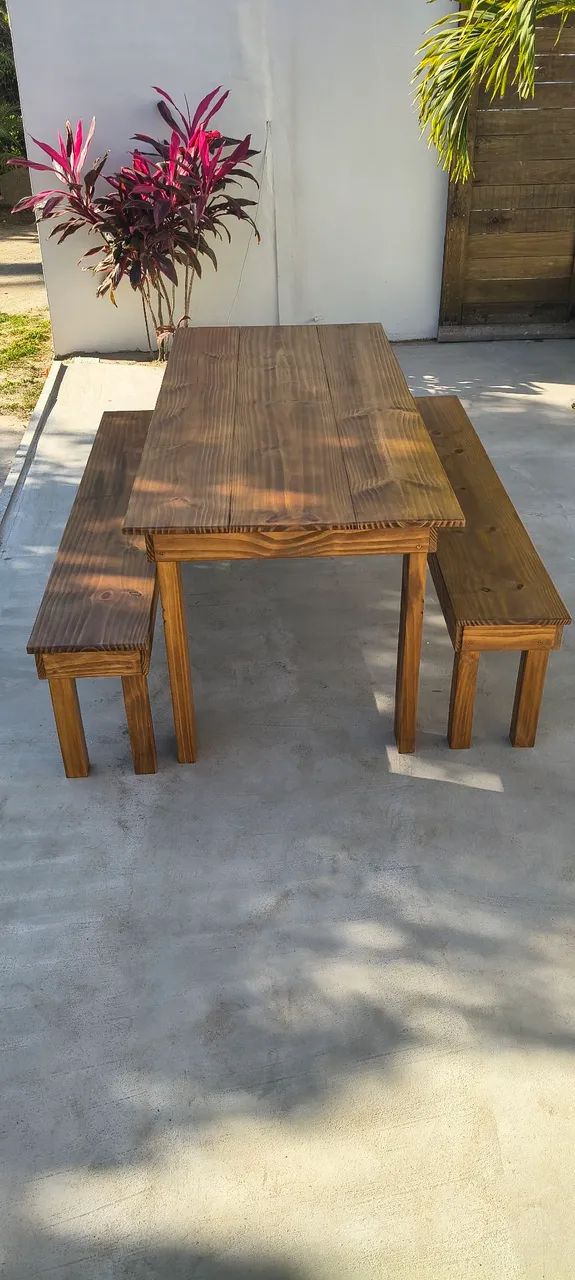 Vendo mesa+bancos de madeira maciça NOVA - Foto 5
