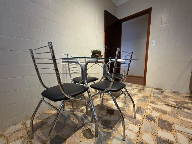 Mesa de vidro e quatro cadeiras de inox - Foto 3