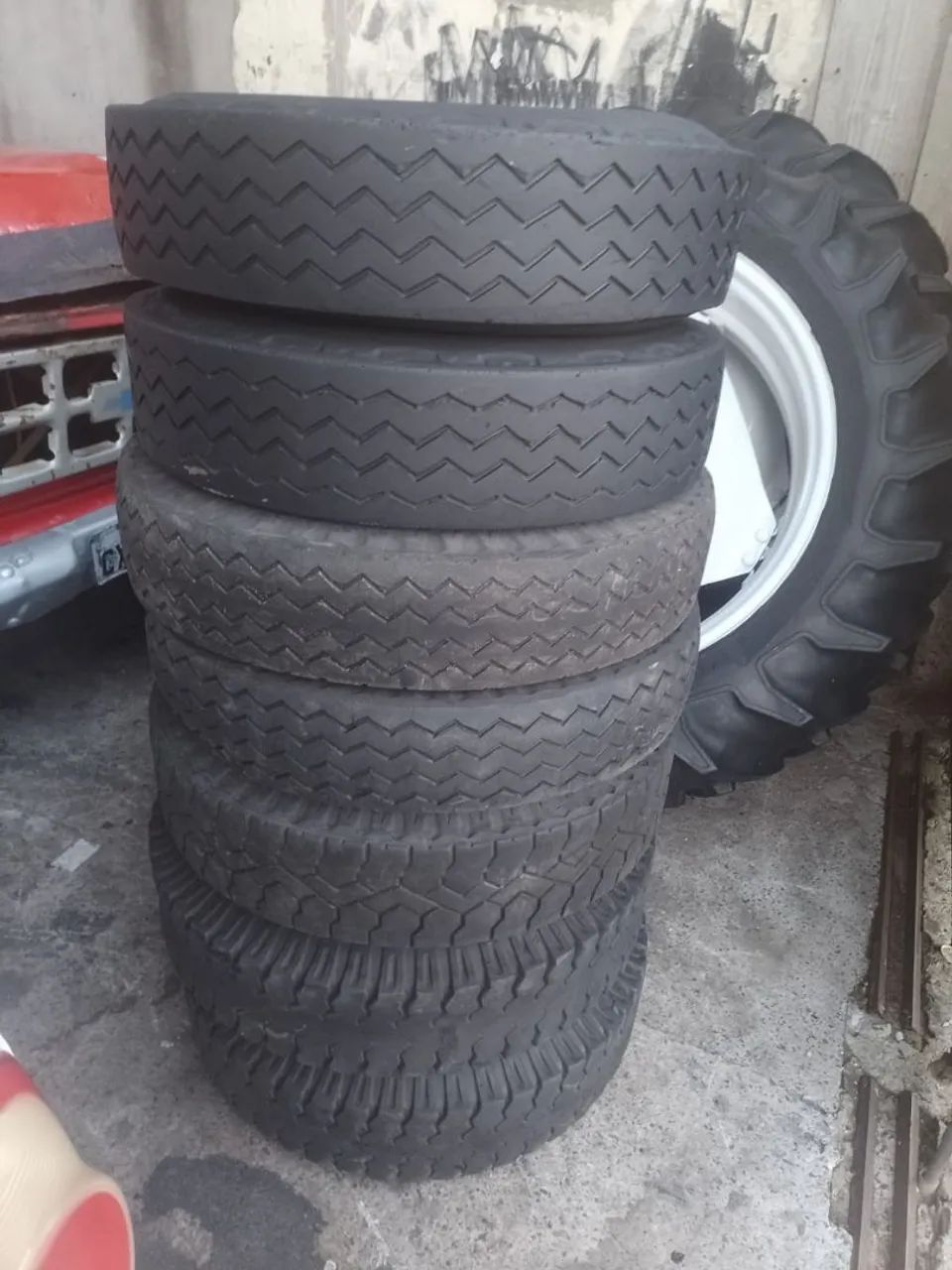 Pneus 750/16 e 700/16