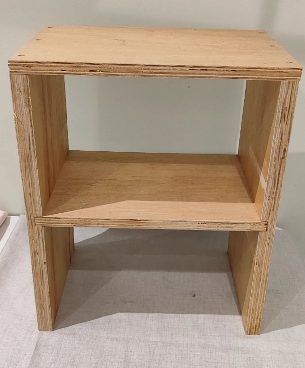 Mesa de Cabeceira / Banco em Compensado com Prateleira