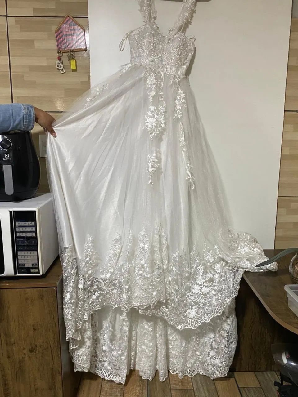 Vestido de Noiva com Renda, Bordado e Cauda - Lindo!