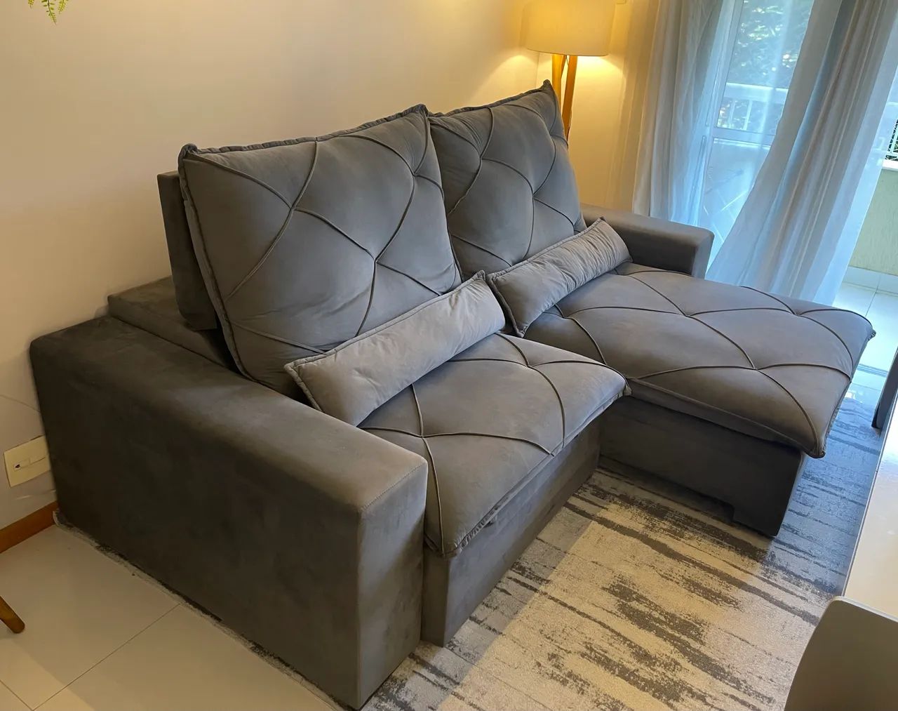 Sofá retrátil 2 lugares - Suede cinza 
