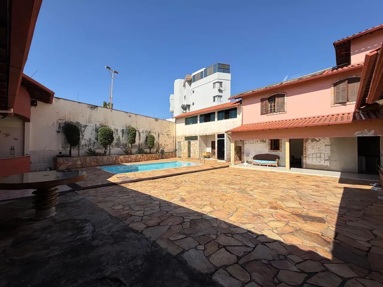 Casa com 4 quartos sendo 1 suíte 4 banheiros 2 vagas