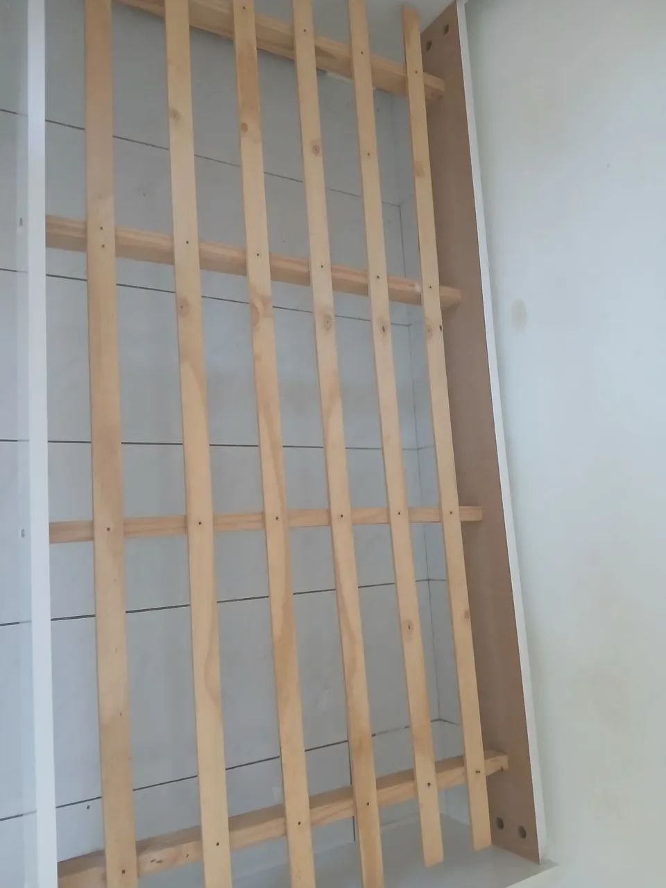 Vendo cama de solteiro semi nova  - Foto 4