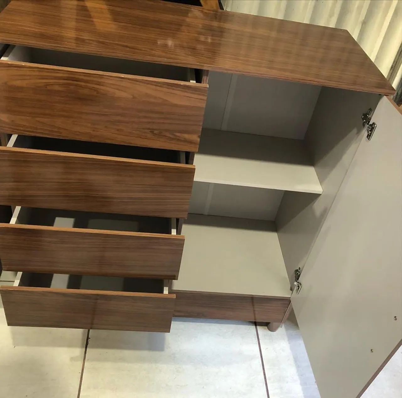 Cômoda Amadeirada 4 Gavetas e 1 Porta - Ótimo Estado - Foto 2