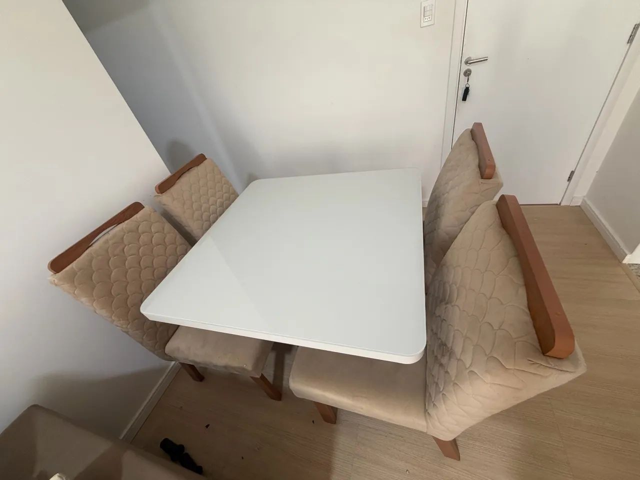 Mesa com cadeiras com tampo de vidro em estado de nova! - Foto 2