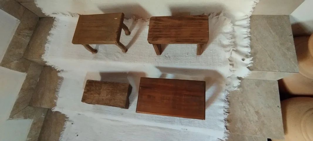Kit 4 Banquinhos Rústicos Madeira Maciça Mini Banquetas - Foto 2