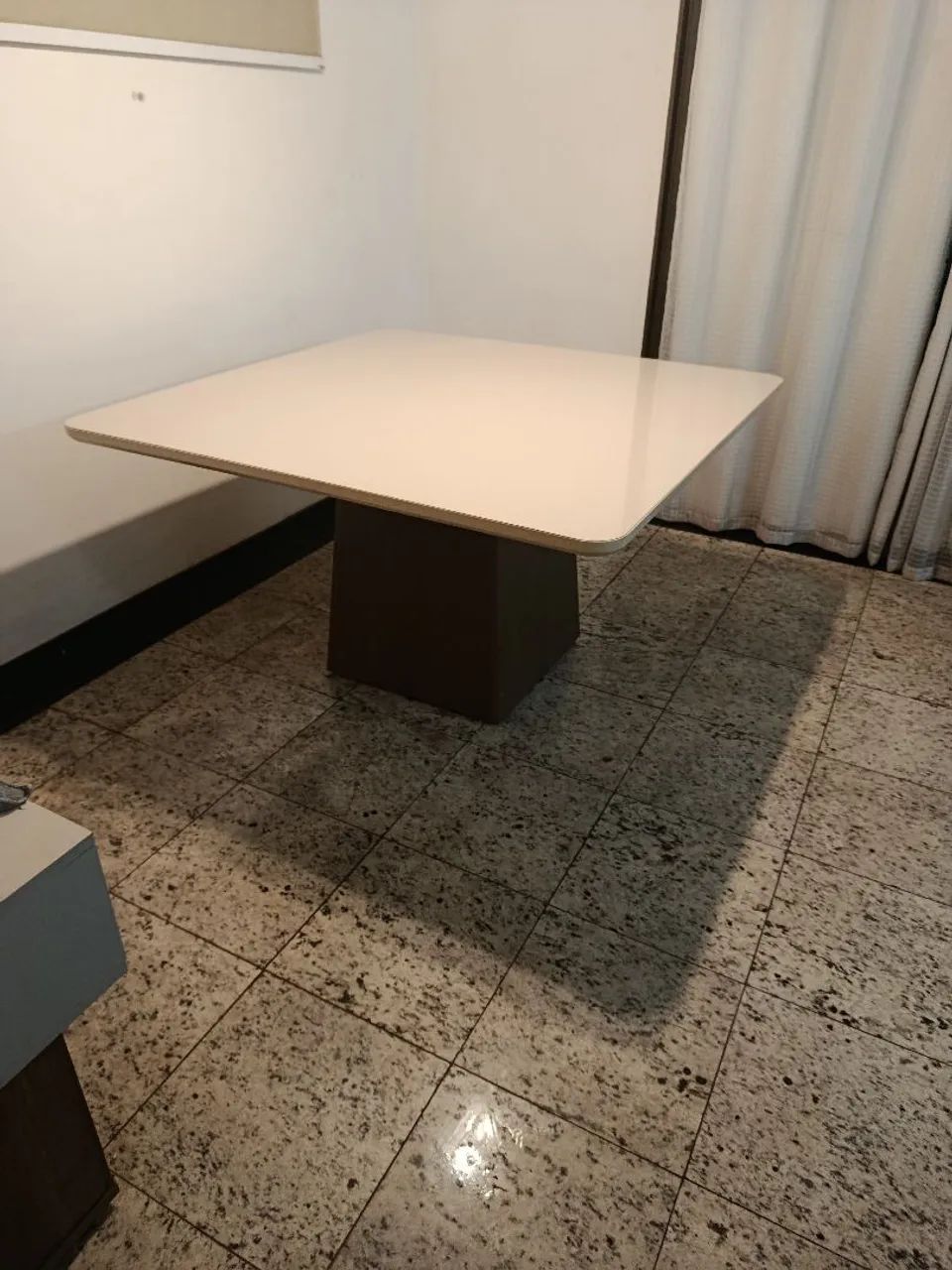 MESA EM MADEIRA E VIDRO LAQUEADO PARA 08 PESSOAS  - Foto 3