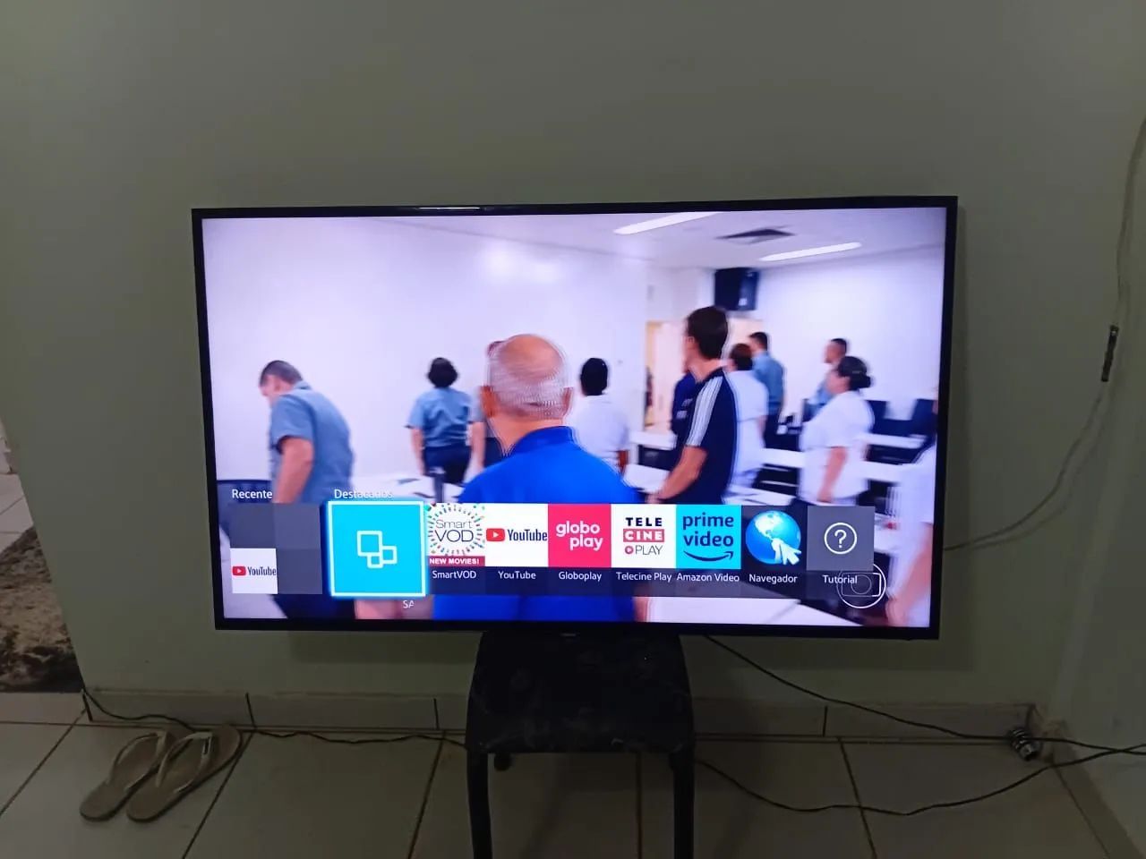 Tv smart sansung 65 polegadas pega YouTube prime vídeo globo play tele cine etc.