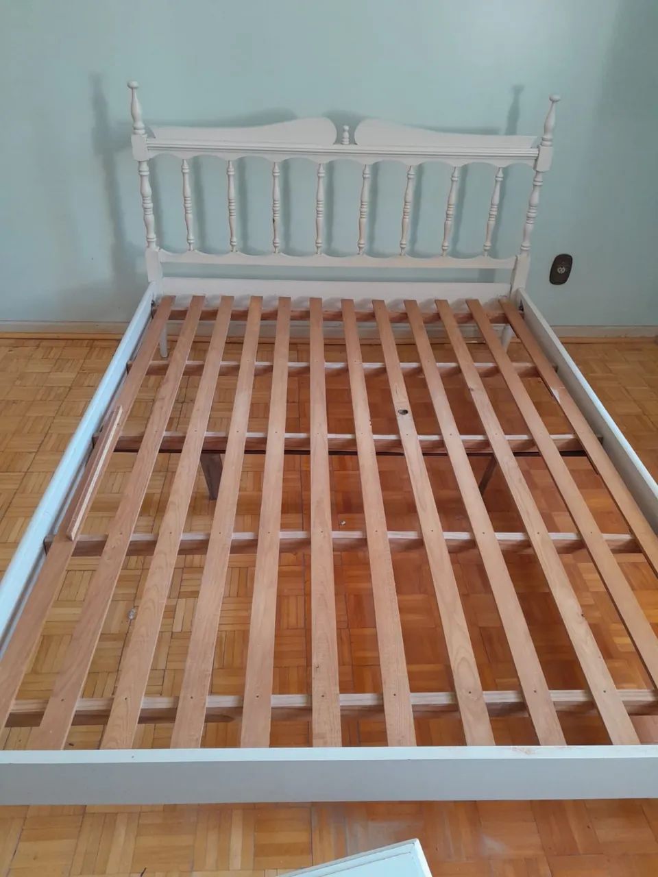 Cama de casal em estilo colonial laqueada. - Foto 2