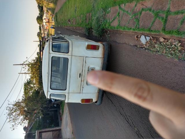 Kombi de passageiro ano 95, não tem podre na lataria - Foto 3