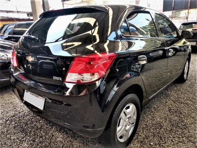 Gm - onix completo baixa km,1 dono,dh,ac,vte,air bag,dvd,estepe s/ uso,impecavel,placa a - Foto 2