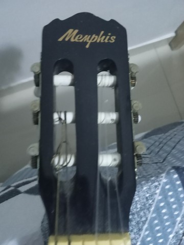 vendo violão preto semi novo eletrico menphis ou troco por teclado. - Foto 2