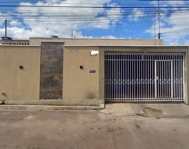 leticia- Ótima casa no bairro Santa Rosa