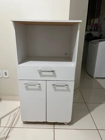 Guarda volume, mesa e guarda-roupa 
